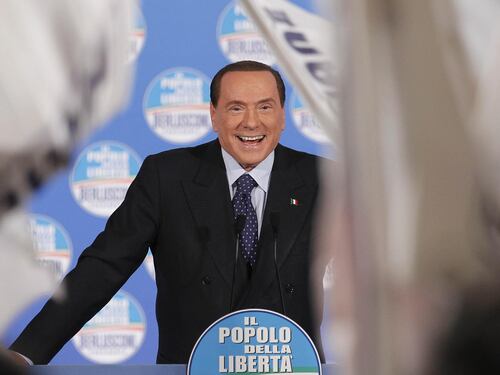Berlusconi imita Bersani
