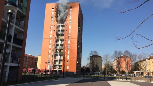 Milano, incendio a Quarto Oggiaro: brucia un palazzo 4