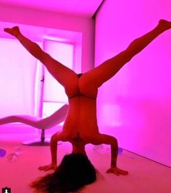 Naike Rivelli, nuda fra i wc 3