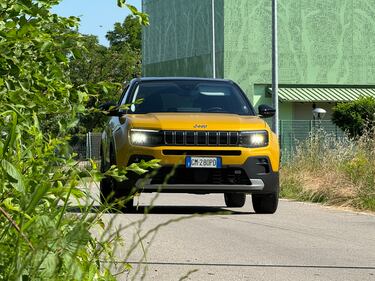 Jeep Avenger 1.2 Summit: guarda la gallery del B SUV a benzina 10