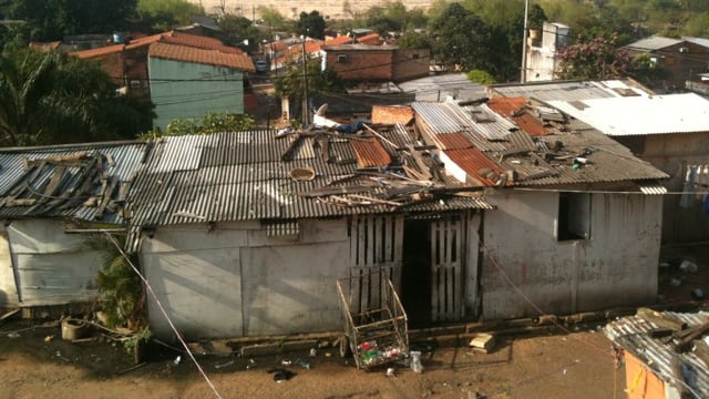 Paraguay, fa i bisogni a letto: il patrigno lo punisce bruciandogli i genitali