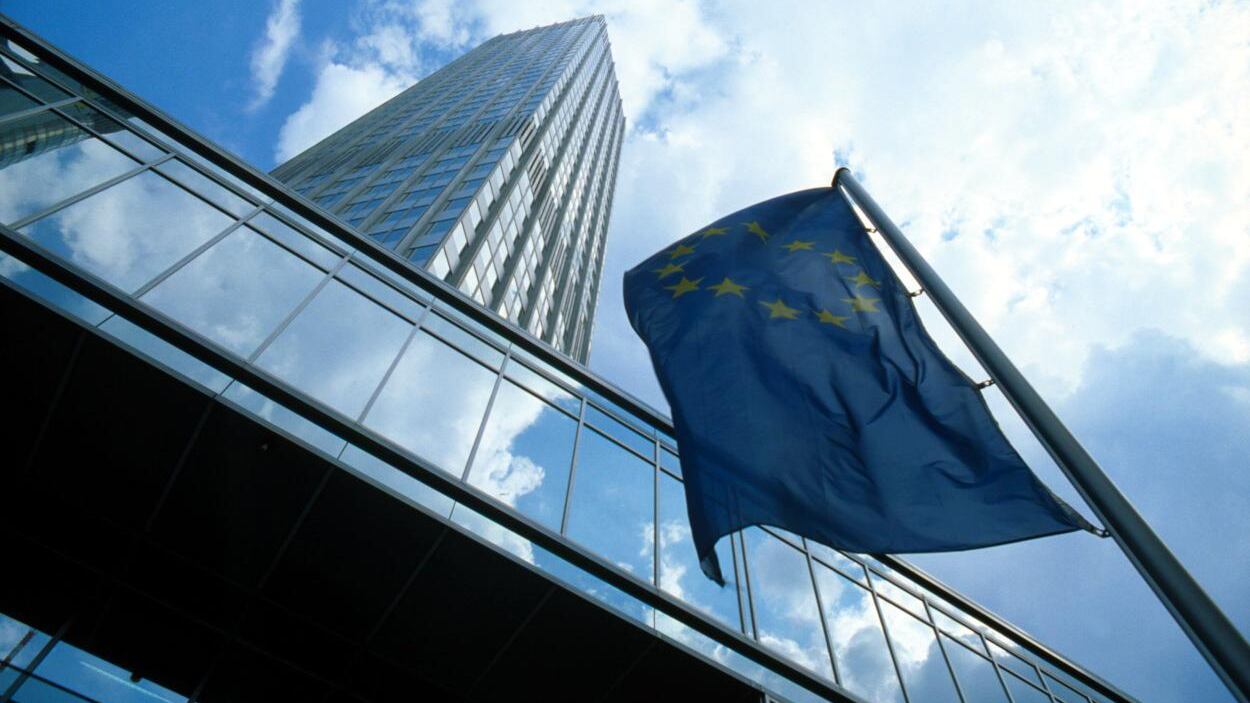 Ecco perché svalutare l'euro è l'unica salvezza per l'Ue