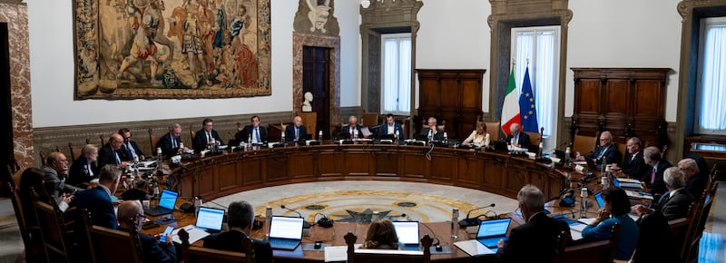 Dal Cdm via libera alla legge di bilancio da 26 miliardi. In arrivo il “salvadanaio” per i neonati e Irpef al 33% fino a 55.000 euro. Tutte le novità