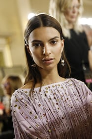 Emily Ratajkowski senza reggiseno a Parigi 14