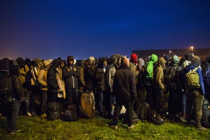 MIgranti costretti a lasciare il campo profughi di Calais 10