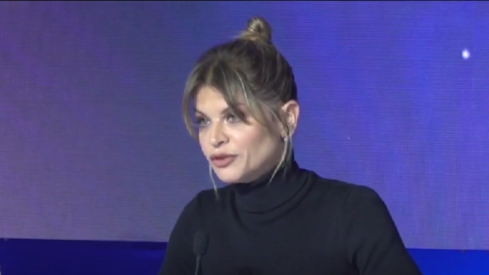 "Travolta dall'odio". Alessandra Amoroso racconta gli ultimi anni in lacrime