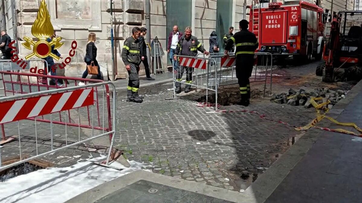 Roma, incendio ai cavi della fibra ottica: il fumo invade il ministero