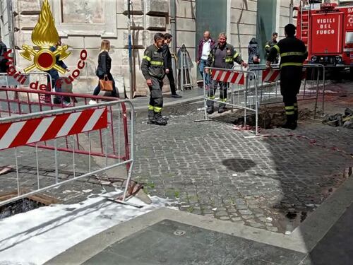 Roma, incendio ai cavi della fibra ottica: il fumo invade il ministero