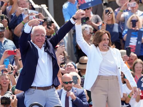 Kamala Harris e il vice Walz in campo alla conquista dell'America profonda