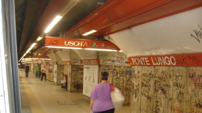 Tragedia sulla metro A: donna sotto un treno a Ponte Lungo