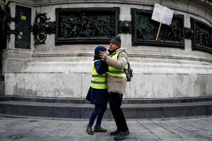 I Gilet gialli invadono Parigi nella quinta giornata di proteste 3