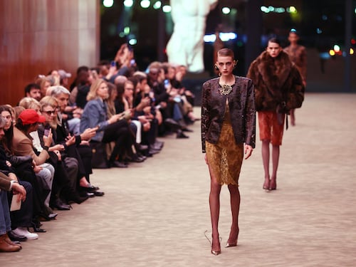 L'eleganza femminile di uno smoking