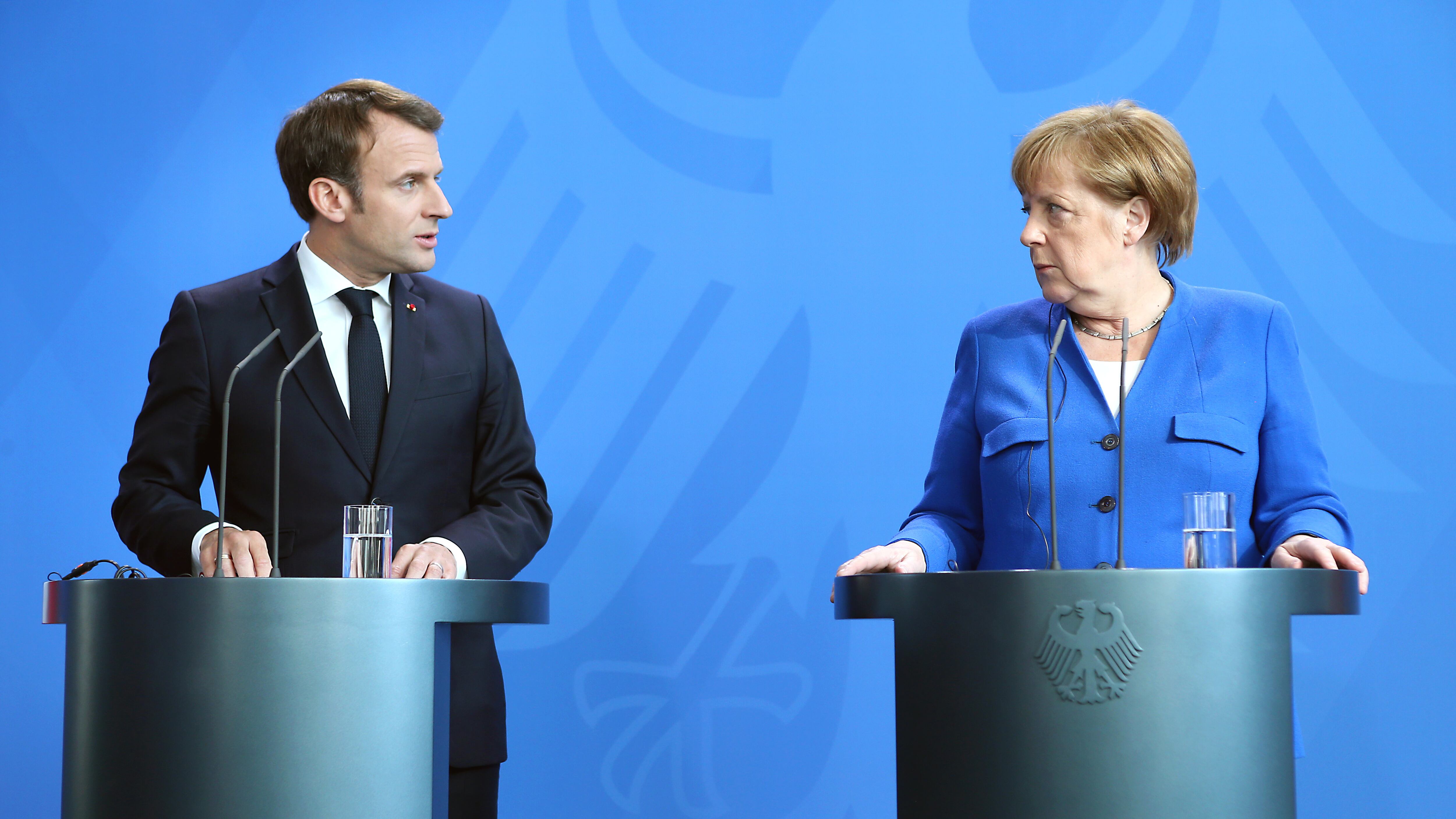Trump, Macron, Merkel e i politici a rischio, quando il virus minaccia il corpo dei leader