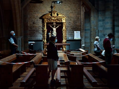 Vox vuole salvare le croci dalla cristianofobia che avanza in Spagna