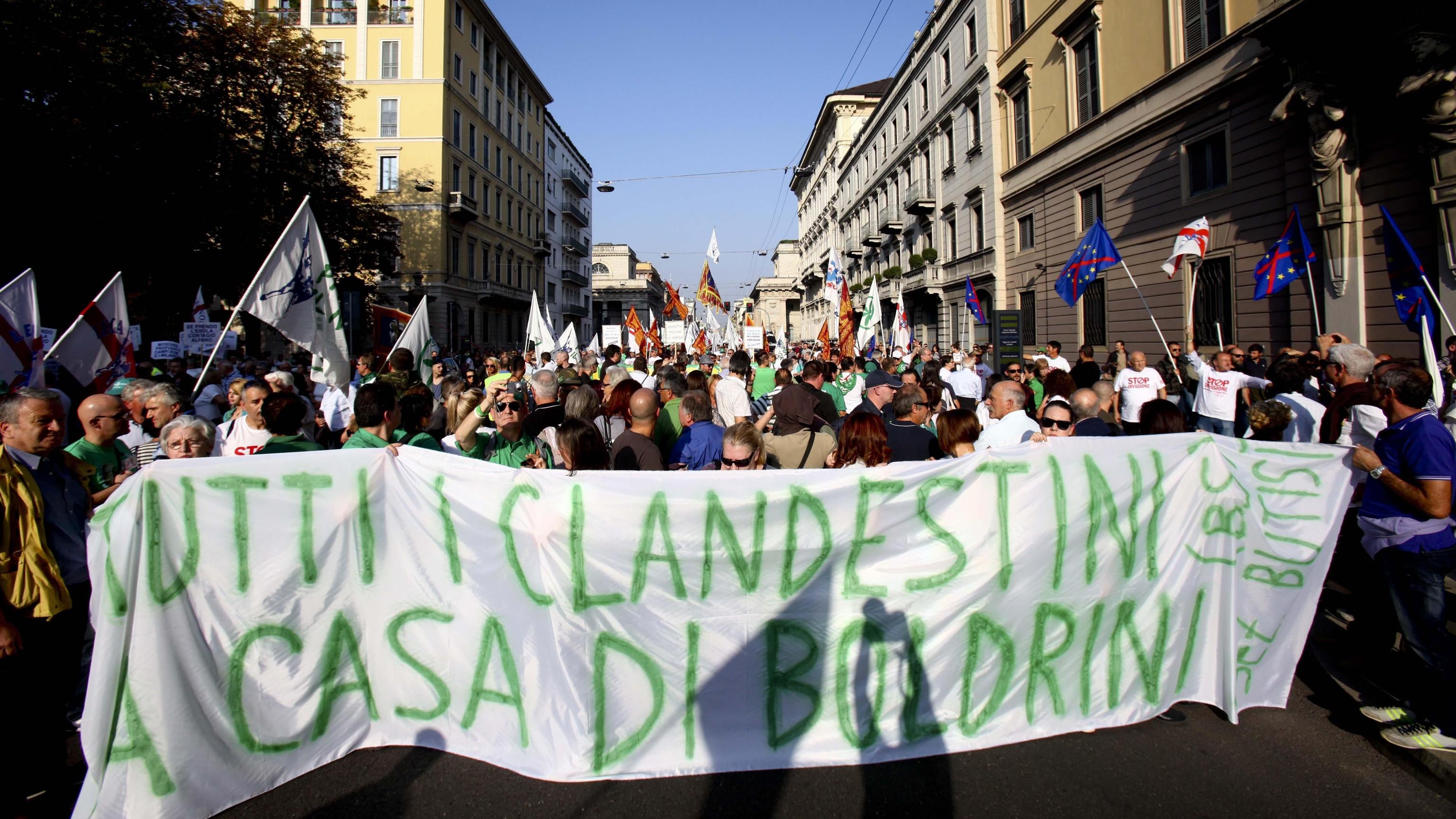 L'urlo del centrodestra: "Basta clandestini"