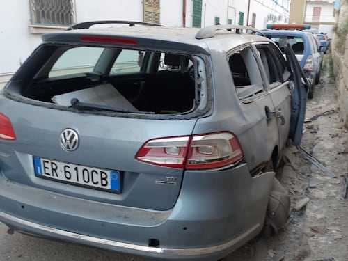 Assalto ai poliziotti nella notte: bomba contro il commissariato