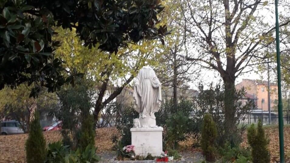 Quel gesto choc del rifugiato: decapita statua della Madonna