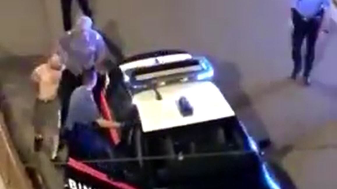 Bottiglie contro auto e vetrine, a Torino la furia del marocchino ubriaco