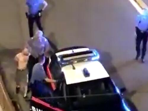 Bottiglie contro auto e vetrine, a Torino la furia del marocchino ubriaco