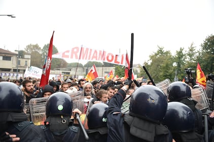 Scontri tra centri sociali e polizia al vertice Ue 1