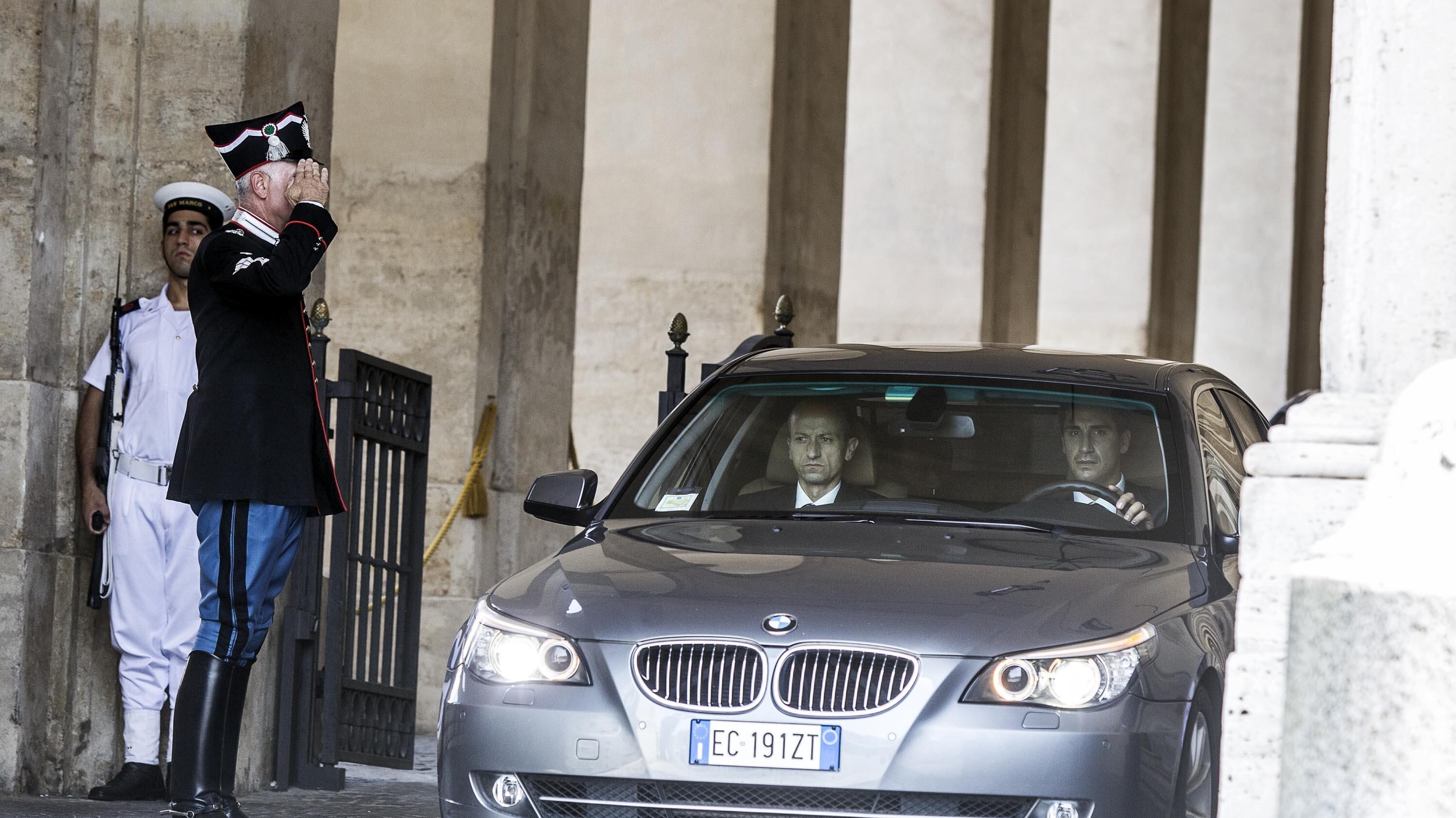 Brunetta e Schifani al Quirinale. E Napolitano: "Valuto le opzioni"