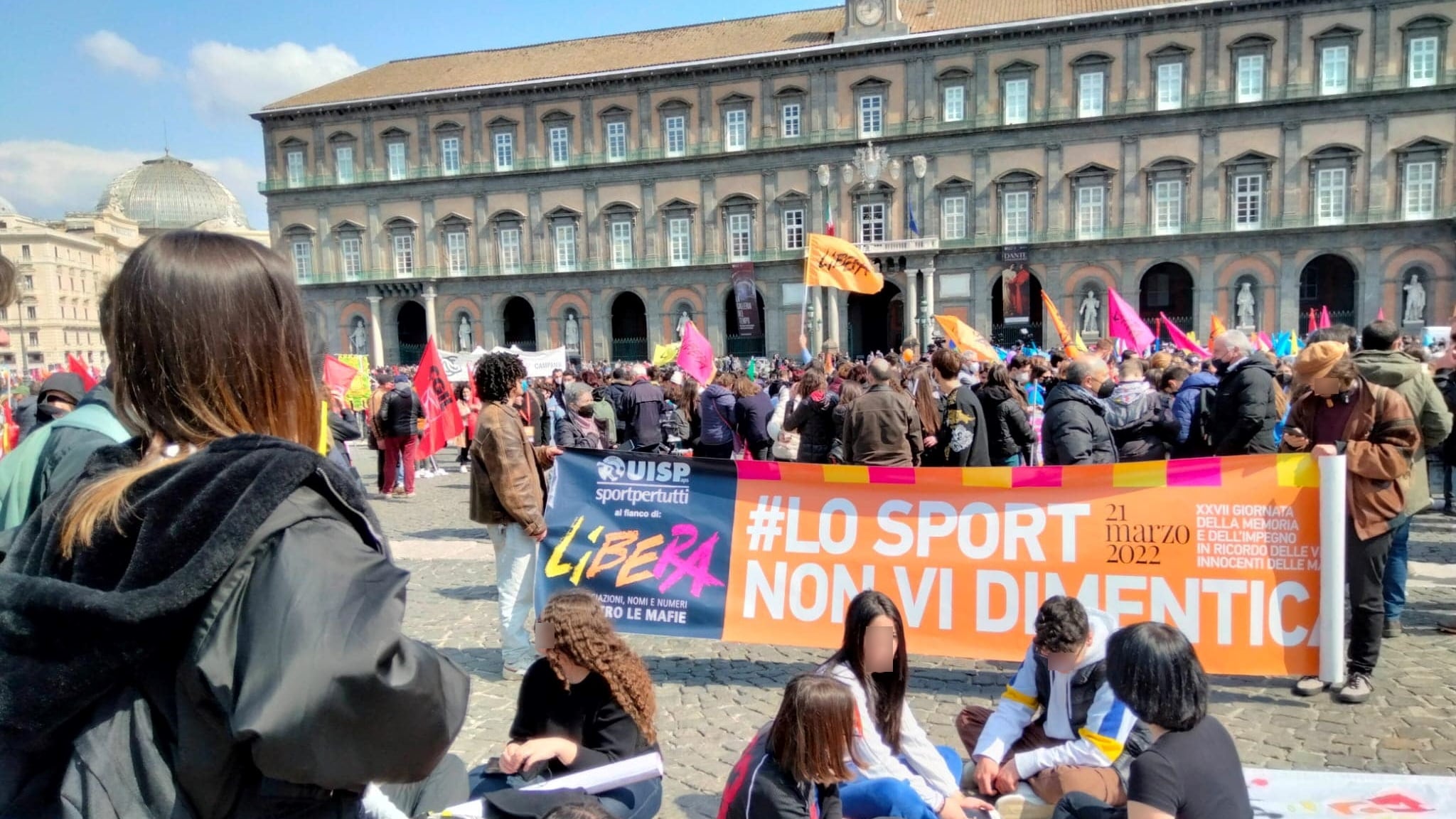 Distrutta la sede della Filcams Cgil: avvertimento della camorra?