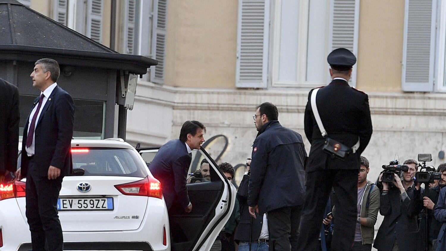 La beffa: arrivano in taxi, escono con auto blu e scorta