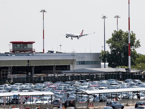 Paura a Malpensa, principio d’incendio su un volo EasyJet: aeroporto chiuso e 146 passeggeri evacuati