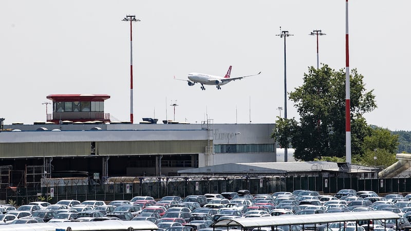 Paura a Malpensa, principio d’incendio su un volo EasyJet: aeroporto chiuso e 146 passeggeri evacuati