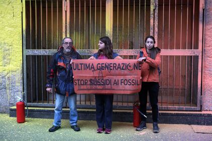 Blitz degli ambientalisti davanti al Mef 2