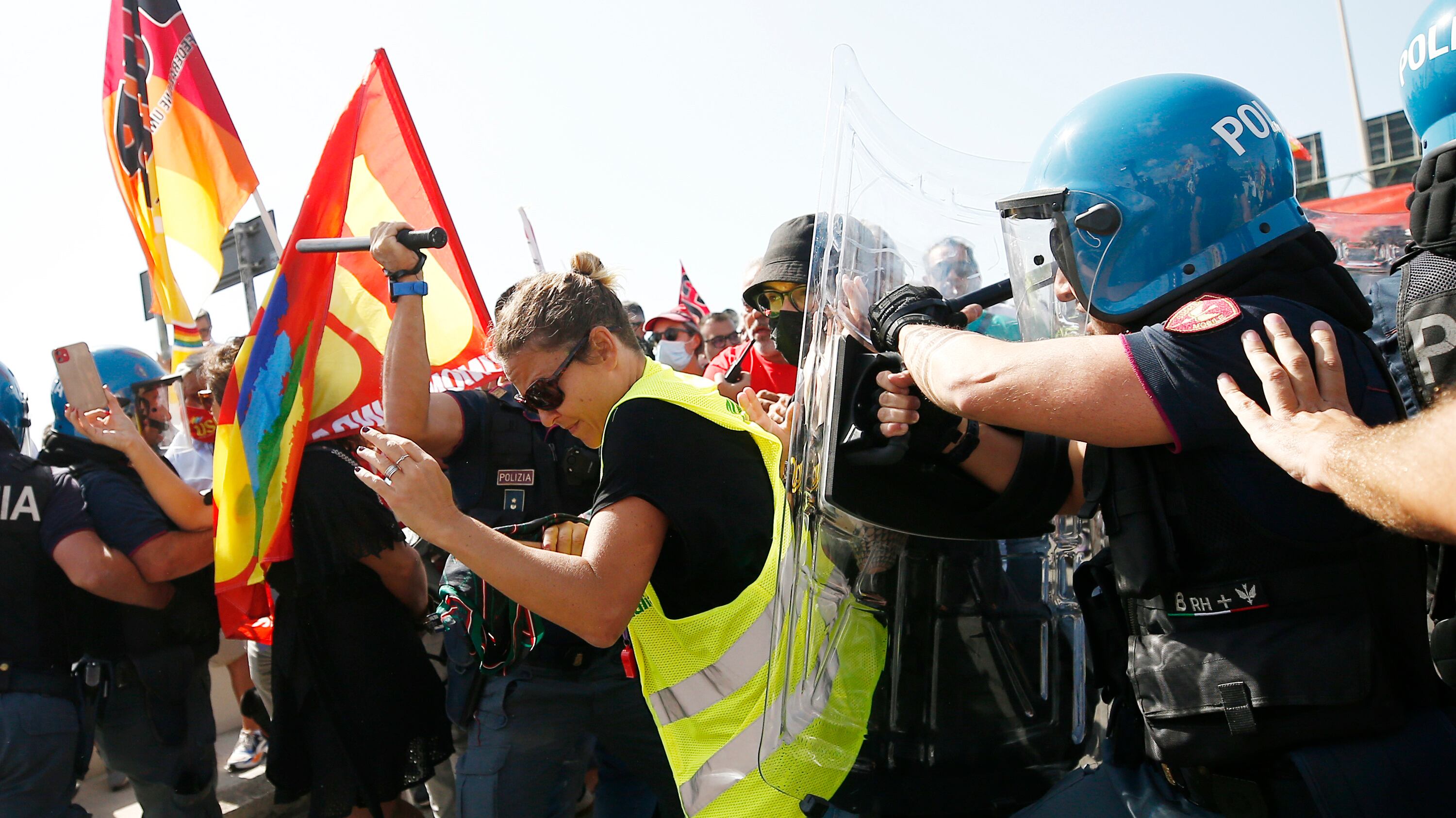Agenti feriti, Fiumicino in tilt, A91 bloccata: caos al corteo dei lavoratori Ita