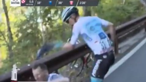 Giro d'Italia, Lopez cade per colpa del tifoso e poi lo prende a schiaffi