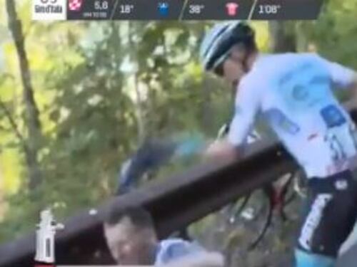 Giro d'Italia, Lopez cade per colpa del tifoso e poi lo prende a schiaffi