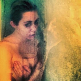 Miley Cyrus tra peni, sederi finti e provocazioni 3