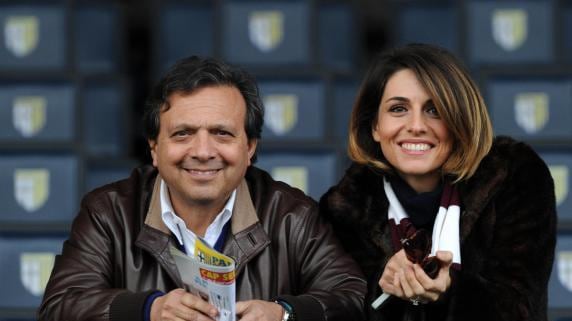 Assegno per la figlia dimezzato. L'ex a Chiambretti: "Hai 15 milioni..."