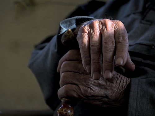 La vita ha smesso di allungarsi: perché è sempre più difficile arrivare a cent'anni