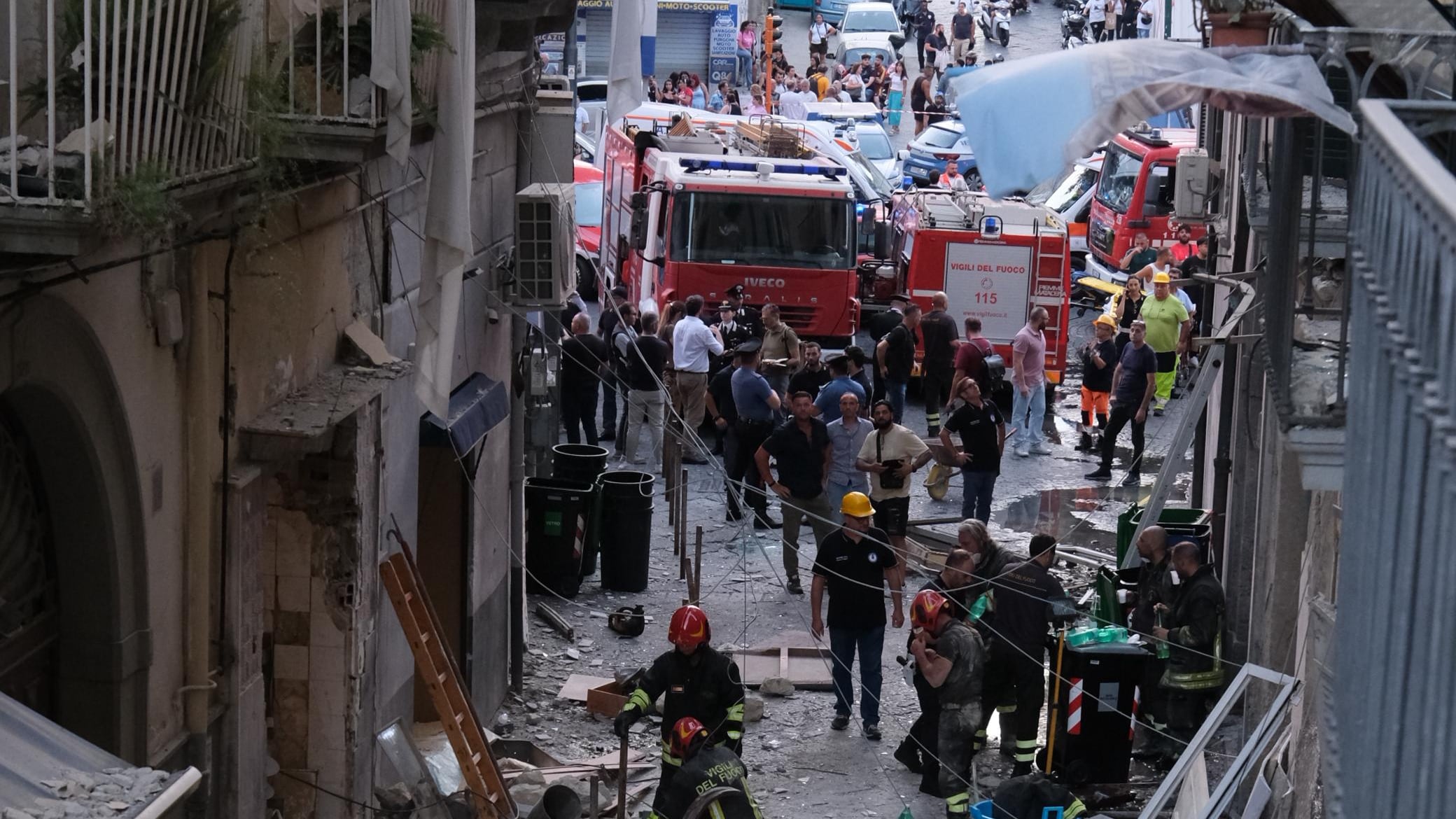 Napoli, esplosione in pieno centro: un morto e 4 feriti