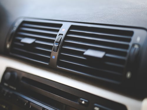 Aria condizionata auto: manutenzione, come ricaricarla e utilizzarla al meglio