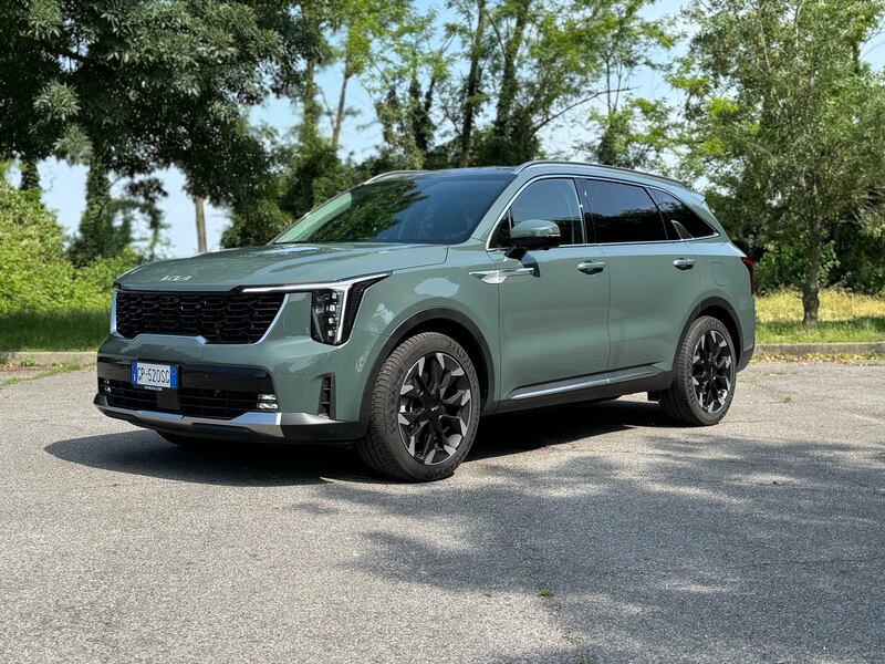 Kia Sorento 2024: guarda la gallery del rinnovato SUV da famiglia, anche Diesel 2