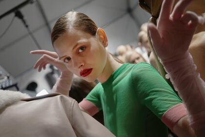 Nel backstage della sfilata. Qui si prepara la bellezza 5