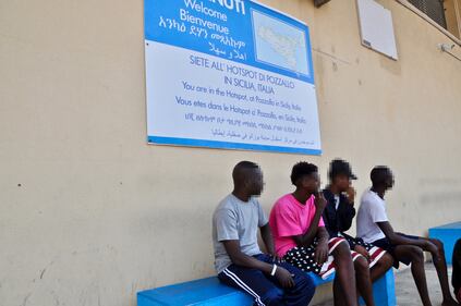 I migranti della Open Arms e della Gregoretti a Pozzallo 3