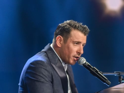 Francesco Gabbani, malore durante il concerto a Messina. Come sta il cantante