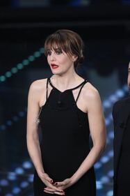 Sanremo 2017, gli outfit sexy della prima serata 26