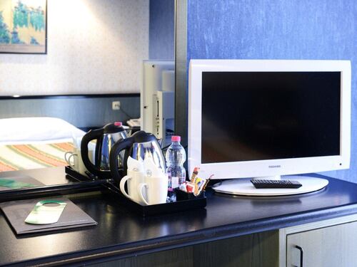 Gli albergatori pagano le pensioni agli attori: tassa sulle tv negli hotel