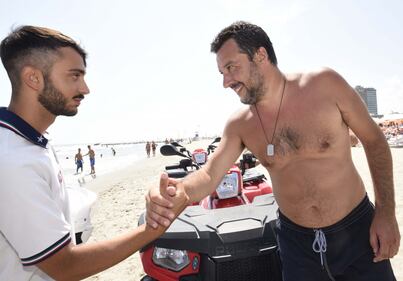 Salvini a Milano Marittima tra la Guardia Costiera, fan e riposo 3