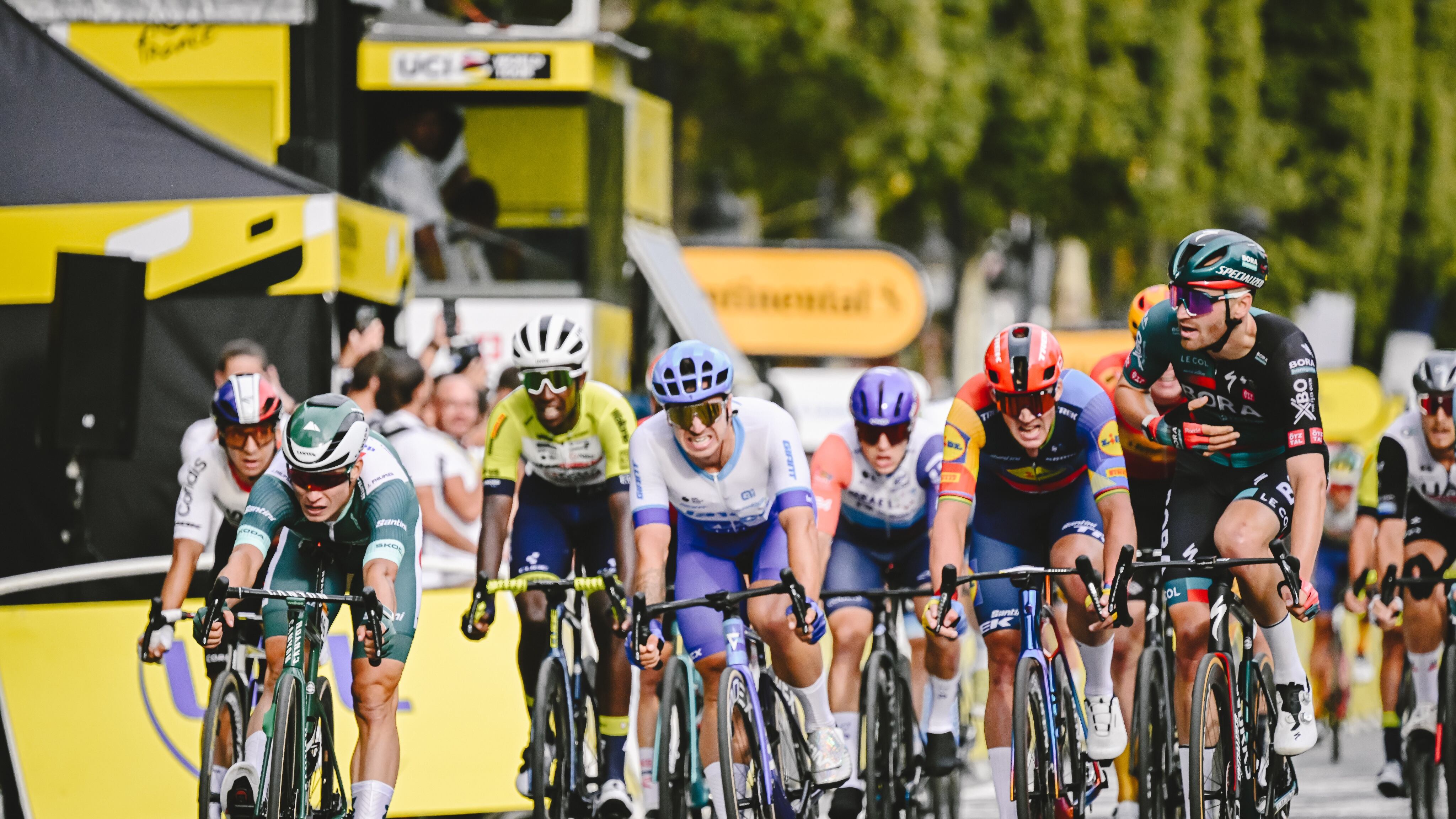 Volata a sorpresa al Tour: sugli Champs Elysées Philipsen beffato da Meeus