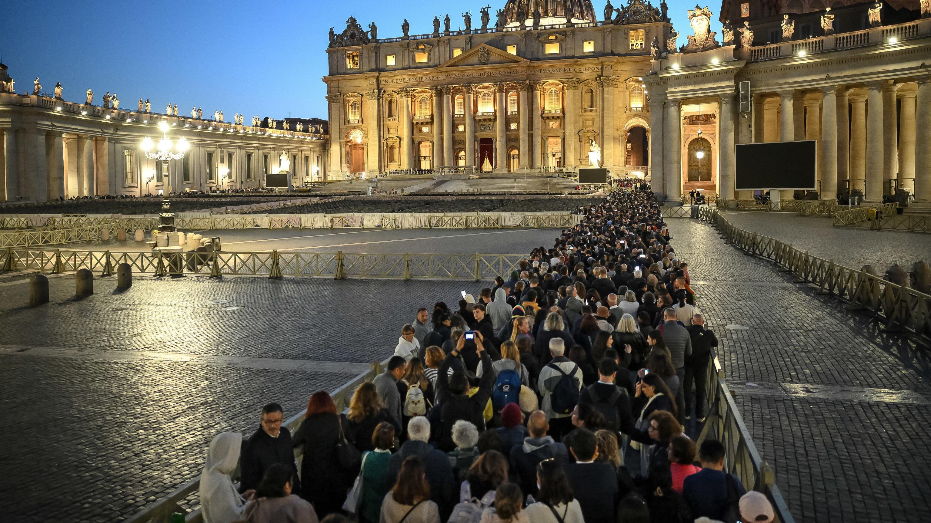 Auto scoperta e mini corteo. Roma al centro del mondo per l'ultimo viaggio del Papa
