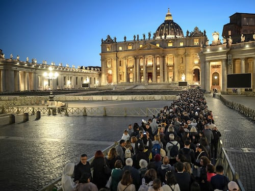 Auto scoperta e mini corteo. Roma al centro del mondo per l'ultimo viaggio del Papa