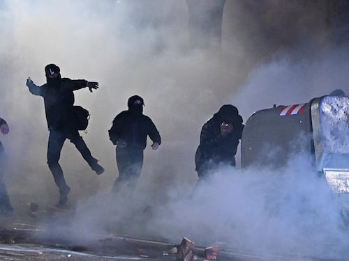 Le violenze di Askatasuna, richieste 19 misure cautelari. Tra le ipotesi di reato c’è anche tentato omicidio. Perquisizioni in tutta Italia
