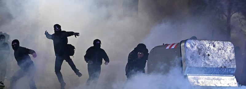 Le violenze di Askatasuna, richieste 19 misure cautelari. Tra le ipotesi di reato c’è anche tentato omicidio. Perquisizioni in tutta Italia